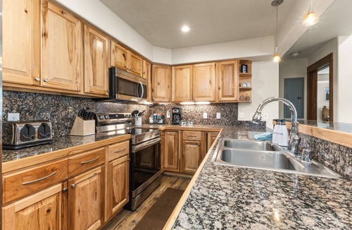Steamboat Springs Condo | Top Floor Condo - Perfect for 3 Couples - Hot Tubs, Free Bus Route, Private Washer/Dryer,