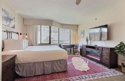 Mount Crested Butte House | Top Floor Studio with Pool Hot Tub ski in-out