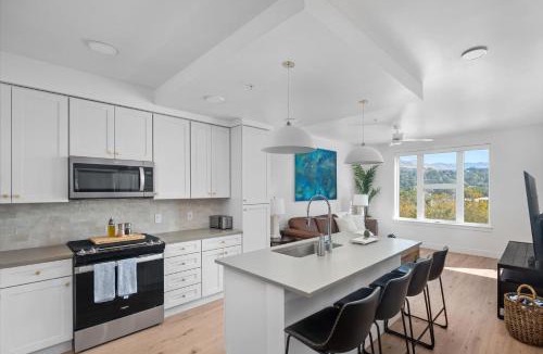 Downtown Salt Lake City Apartment | Top Floor Views Amenities Pool gym bowl parking