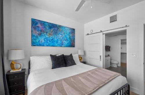 Downtown Salt Lake City Apartment | Top Floor Views Amenities Pool gym bowl parking