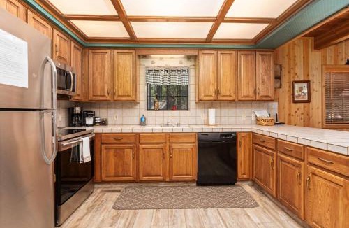 Shaver Lake House | Toste Cabin- Spacious 3BR Cabin in East Village!