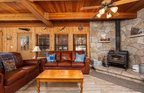 Shaver Lake House | Toste Cabin- Spacious 3BR Cabin in East Village!