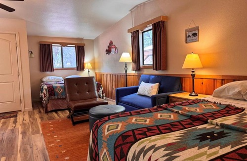 Manitou Springs Cabin | Town-N-Country Cottages