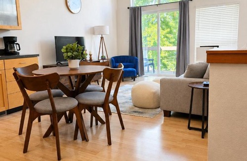 Central - Terry Apartment | Townhome Hospital District King Bed and Garage