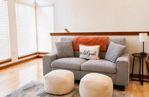Central - Terry Apartment | Townhome Hospital District King Bed and Garage