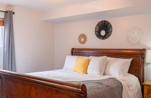 Central - Terry Apartment | Townhome Hospital District King Bed and Garage