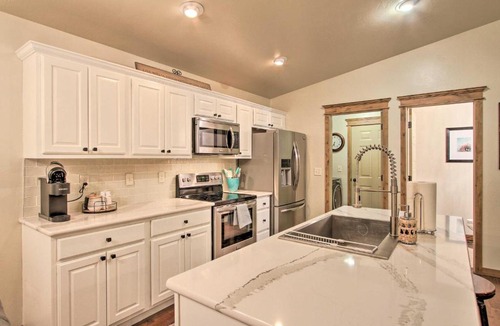 Four Corners House | Townhome w/Private Hot Tub, 8 Mi to Downtown