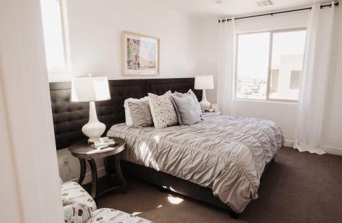 Washington House | Townhome w Private Hot Tub Air Hockey and more