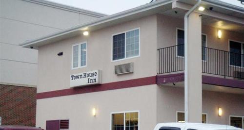 West Omaha Hotel | Townhouse Inn & Suites Omaha