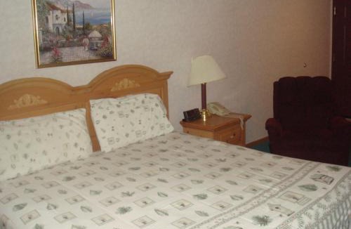 West Omaha Hotel | Townhouse Inn & Suites Omaha