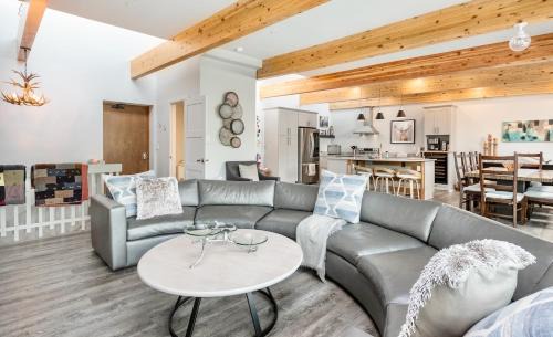 Windcliff Estates Apartment | Trails End Vacation Home at Windcliff