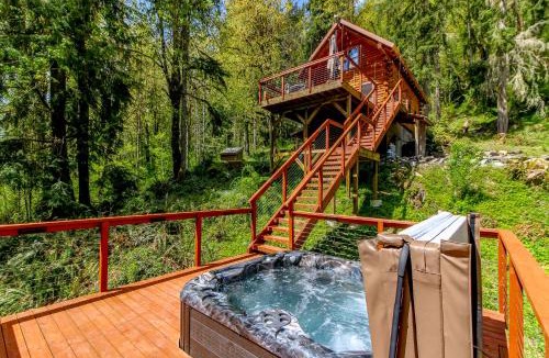 Ashford House | Tranquil and Private 2 Bedroom Cabin with Hot Tub
