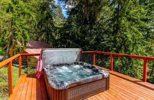 Ashford House | Tranquil and Private 2 Bedroom Cabin with Hot Tub