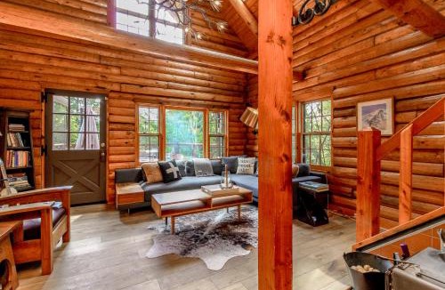 Ashford House | Tranquil and Private 2 Bedroom Cabin with Hot Tub