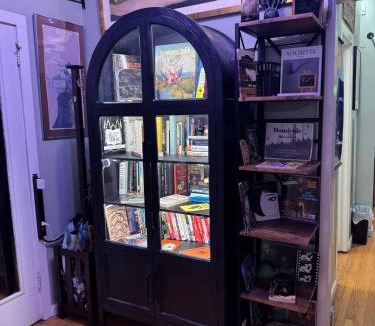 Albany Park Apartment | Tranquil Library 2brm 1bath private eclectic apt at Solar Lodge