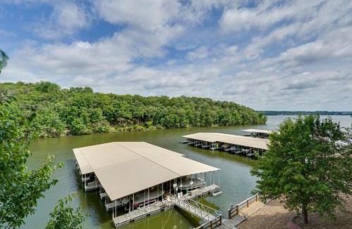 Osage Beach House | Tranquil Osage Beach Condo w/Waterfront Decks!