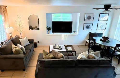Three Rivers House | Tranquil Retreat 4 Miles to Sequoia Park Entrance with BBQ and Balcony