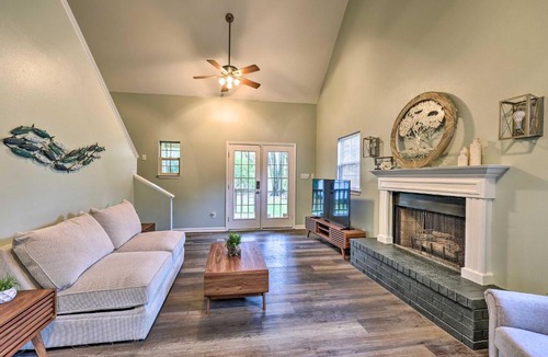Mid America House | Tranquil Retreat w/Dock on Lake Hamilton!