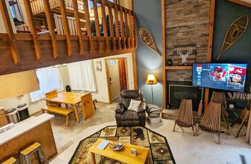 Wausau House | Tranquil Waterside Haven