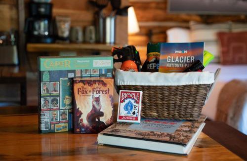 Coram House | Trapper's Cabin, 7 Min to Glacier, Dogs Welcome