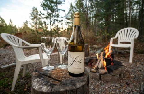 Coram House | Trapper's Cabin, 7 Min to Glacier, Dogs Welcome