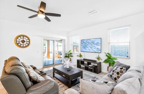 Maricopa House | Tropical Desert Oasis Phoenix 5BR 3Bath with Outdoor Tiki Bar & BBQ