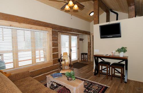 Island Park House | True Grit Adventure by KABINO Dogs OK FirePit Satellite WiFi Sleeper Sofa Perfect Location Rustic Modern