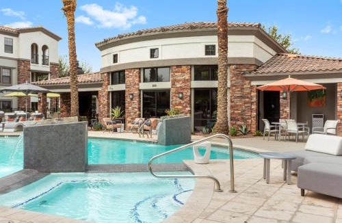 Glendale Sports and Entertainment District Apartment | TWO Cozysuites with Pool Jacuzzi in Glendale 10&03