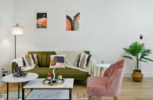 Glendale Sports and Entertainment District Apartment | TWO Cozysuites with Pool Jacuzzi in Glendale 10&03