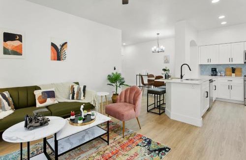 Glendale Sports and Entertainment District Apartment | TWO Cozysuites with Pool Jacuzzi in Glendale 10&03