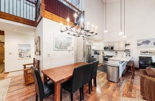 Four O'Clock Apartment | Tyra Summit A3C
