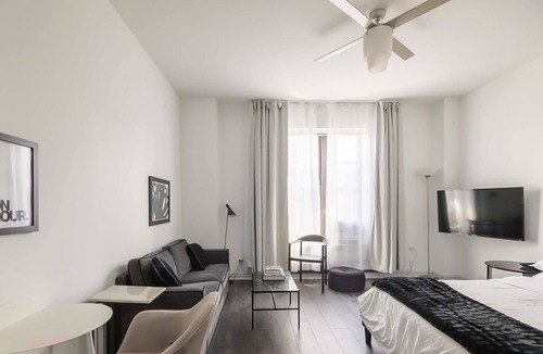 East Hyde Park Apartment | UChicago, Shops + Eats, Lake | Gym + W&D | Zencity