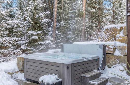 Big Sky House | Ulerys Lake Cabin Hot Tub & Mountain Views
