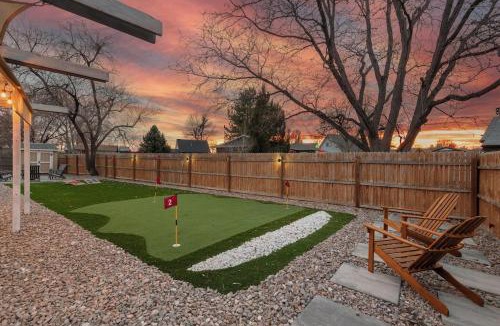 Lamar Heights Area House | Ultimate Family Retreat - Backyard, Games and Comfort