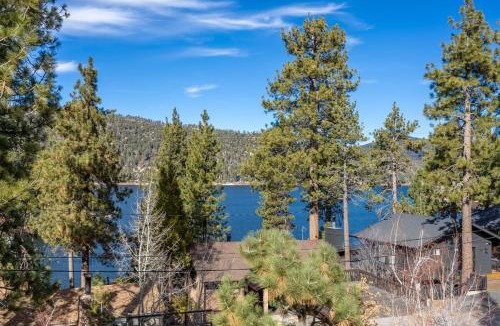 Boulder Bay House | Ultimate Lakeview Lodge and ON THE LAKE! with a Hot-Tub!