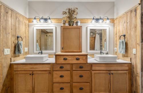 Duck Creek Village House | Ultimate Mtn Retreat - Game room-Fire Pits-Views-Bunk Room