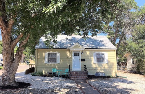 Greeley Apartment | UNC Upper Bungalow | King Beds, Grill & Hammocks