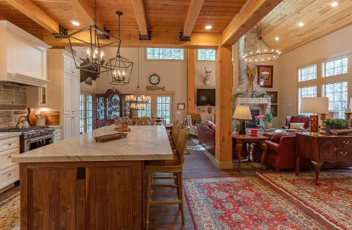 Island Park House | Uncle Chris Cabin by KABINO Air Conditioning Smart TVs Chefs Kitchen Spacious WiFi Grill Bills Island Reservoir Fishing