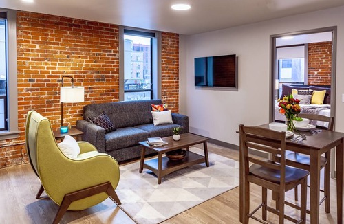 Riverside Apartment | Unique 2 Bed Riverfront Park Travel Apartment