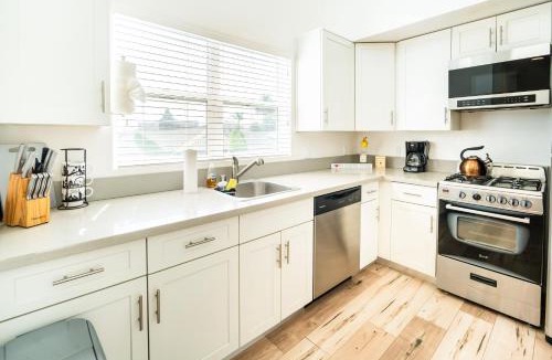 Wilshire Apartment | Unique 3-Level Loft with One bedroom & Two Full Bathroom