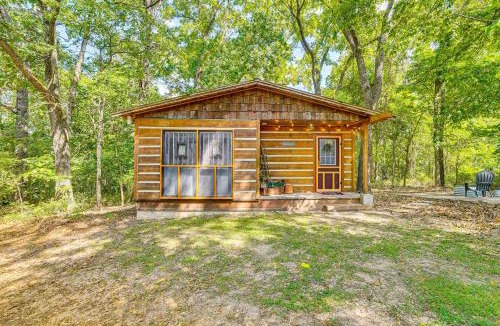 Eureka Springs Apartment | Unique Eureka Springs Cabin: Deck & Forest Views!