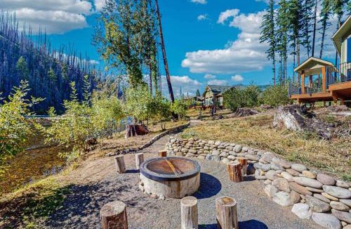 Vida House | Unique riverfront home & cabin with amazing views deck & W&D - dog-friendly