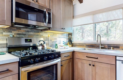 Mammoth Lakes Condo | Updated & Large, Bright Mammoth Home near The Village, Pool On-site