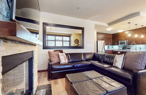 Mammoth Lakes Condo | Updated & Modern, on Sierra Star Golf Course. BBQ, Laundry, Quiet Location