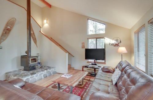 Sunriver House | Updated Sunriver Home with Private Hot Tub & SHARC Passes for Pools - 2 Dogs OK