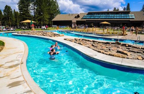 Sunriver House | Updated Sunriver Home with Private Hot Tub & SHARC Passes for Pools - 2 Dogs OK