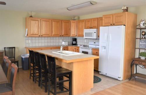 Harbor Village House | Updated Yacht Drive Town Home 952 1
