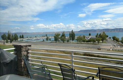 Harbor Village House | Updated Yacht Drive Town Home 952 1