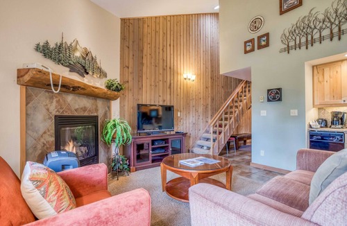 Century West Condo | Upper-Level Condo with Mt. Bachelor Village Hot Tub, Pool Access!