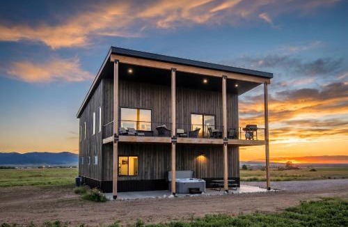 Driggs House | Upper-Level Living Stars HotTub Mtn Views Pets
